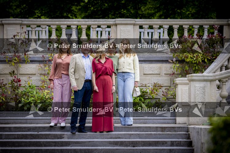 Den Haag 21 mei 2026
Fotouurtje met de koninklijke familie in de Hollandse tuin van Park Clingendael . Aanwezig Koning Willem Alexander Koningin Maxima Prinses Amalia Prinses Alexia en Prinses Ariane . 