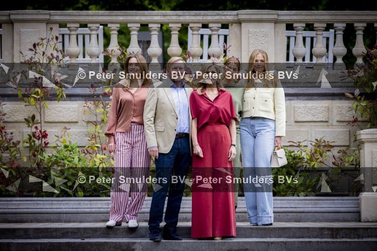 Den Haag 21 mei 2026
Fotouurtje met de koninklijke familie in de Hollandse tuin van Park Clingendael . Aanwezig Koning Willem Alexander Koningin Maxima Prinses Amalia Prinses Alexia en Prinses Ariane . 