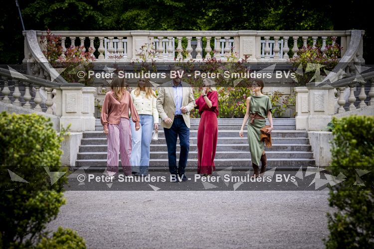 Den Haag 21 mei 2026
Fotouurtje met de koninklijke familie in de Hollandse tuin van Park Clingendael . Aanwezig Koning Willem Alexander Koningin Maxima Prinses Amalia Prinses Alexia en Prinses Ariane . 
