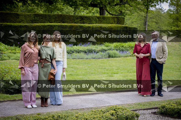 Den Haag 21 mei 2026
Fotouurtje met de koninklijke familie in de Hollandse tuin van Park Clingendael . Aanwezig Koning Willem Alexander Koningin Maxima Prinses Amalia Prinses Alexia en Prinses Ariane . 