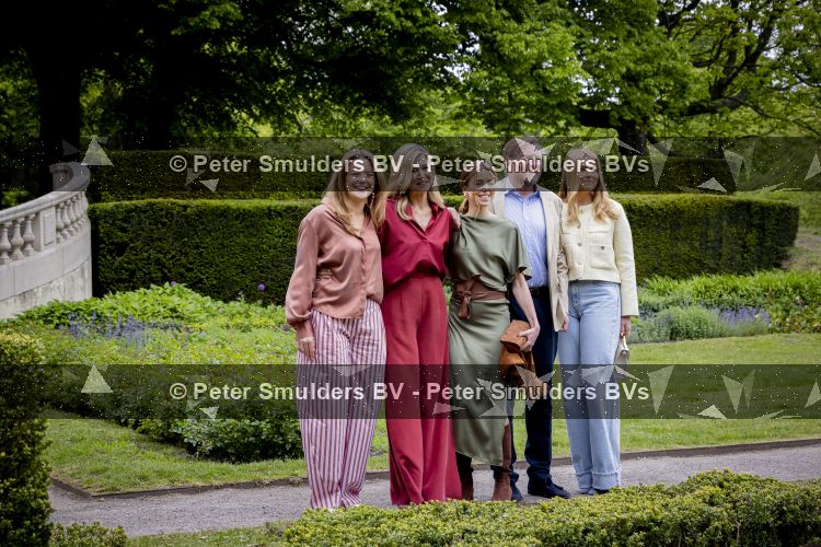 Den Haag 21 mei 2026
Fotouurtje met de koninklijke familie in de Hollandse tuin van Park Clingendael . Aanwezig Koning Willem Alexander Koningin Maxima Prinses Amalia Prinses Alexia en Prinses Ariane . 