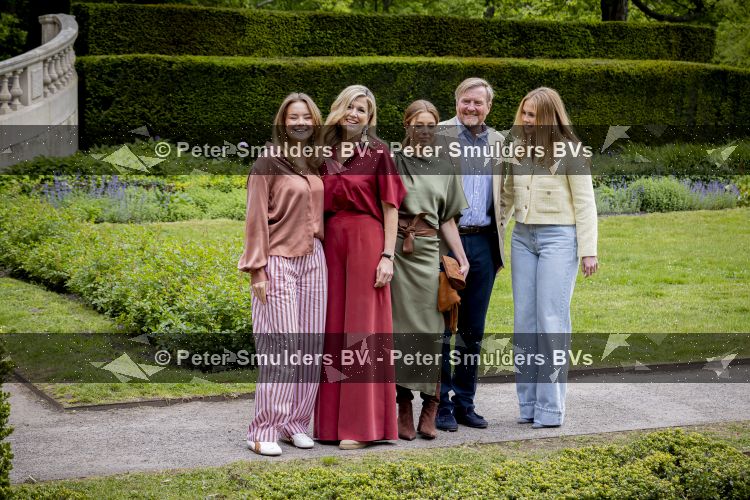 Den Haag 21 mei 2026
Fotouurtje met de koninklijke familie in de Hollandse tuin van Park Clingendael . Aanwezig Koning Willem Alexander Koningin Maxima Prinses Amalia Prinses Alexia en Prinses Ariane . 