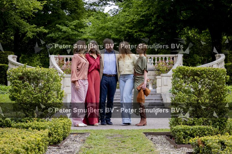 Den Haag 21 mei 2026
Fotouurtje met de koninklijke familie in de Hollandse tuin van Park Clingendael . Aanwezig Koning Willem Alexander Koningin Maxima Prinses Amalia Prinses Alexia en Prinses Ariane . 