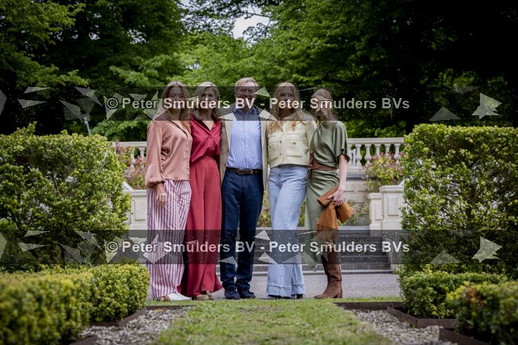 Den Haag 21 mei 2026
Fotouurtje met de koninklijke familie in de Hollandse tuin van Park Clingendael . Aanwezig Koning Willem Alexander Koningin Maxima Prinses Amalia Prinses Alexia en Prinses Ariane . 