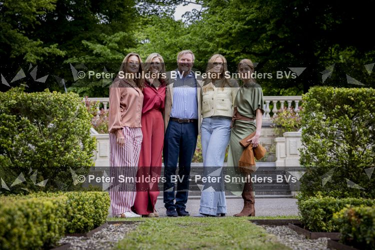 Den Haag 21 mei 2026
Fotouurtje met de koninklijke familie in de Hollandse tuin van Park Clingendael . Aanwezig Koning Willem Alexander Koningin Maxima Prinses Amalia Prinses Alexia en Prinses Ariane . 