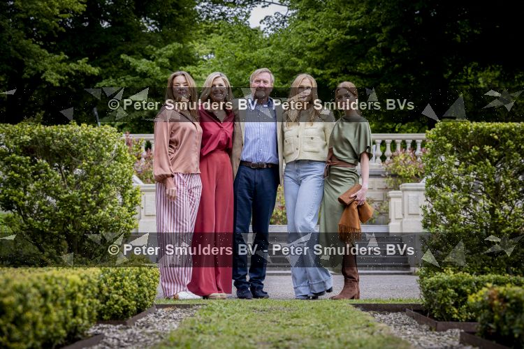 Den Haag 21 mei 2026
Fotouurtje met de koninklijke familie in de Hollandse tuin van Park Clingendael . Aanwezig Koning Willem Alexander Koningin Maxima Prinses Amalia Prinses Alexia en Prinses Ariane . 
