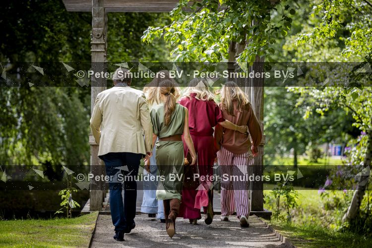 Den Haag 21 mei 2026
Fotouurtje met de koninklijke familie in de Hollandse tuin van Park Clingendael . Aanwezig Koning Willem Alexander Koningin Maxima Prinses Amalia Prinses Alexia en Prinses Ariane . 