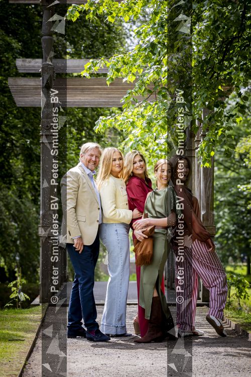 Den Haag 21 mei 2026
Fotouurtje met de koninklijke familie in de Hollandse tuin van Park Clingendael . Aanwezig Koning Willem Alexander Koningin Maxima Prinses Amalia Prinses Alexia en Prinses Ariane . 