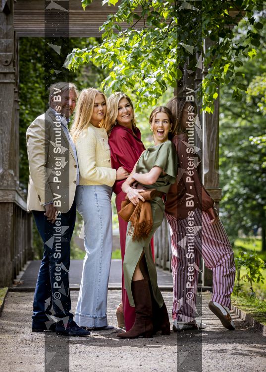 Den Haag 21 mei 2026
Fotouurtje met de koninklijke familie in de Hollandse tuin van Park Clingendael . Aanwezig Koning Willem Alexander Koningin Maxima Prinses Amalia Prinses Alexia en Prinses Ariane . 
