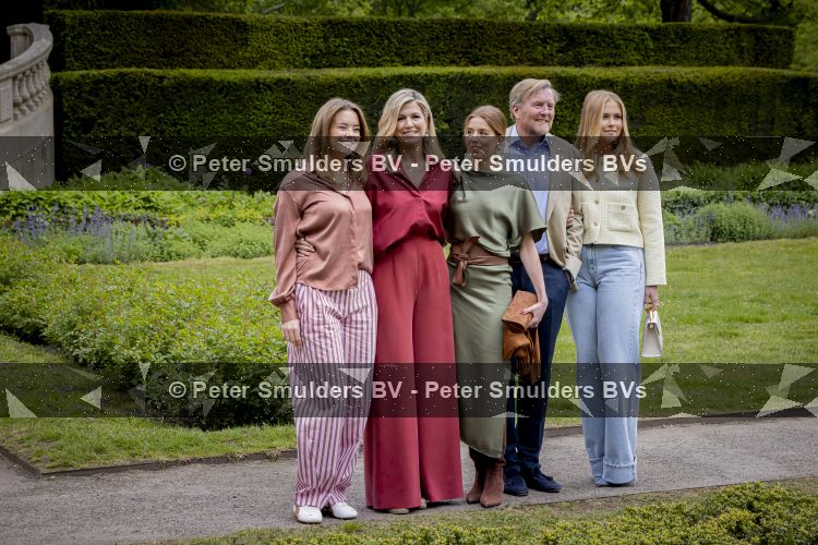 Den Haag 21 mei 2026
Fotouurtje met de koninklijke familie in de Hollandse tuin van Park Clingendael . Aanwezig Koning Willem Alexander Koningin Maxima Prinses Amalia Prinses Alexia en Prinses Ariane . 