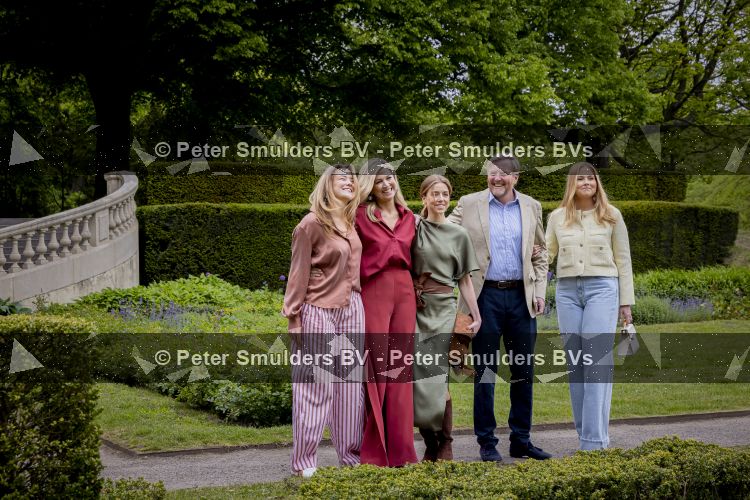 Den Haag 21 mei 2026
Fotouurtje met de koninklijke familie in de Hollandse tuin van Park Clingendael . Aanwezig Koning Willem Alexander Koningin Maxima Prinses Amalia Prinses Alexia en Prinses Ariane . 