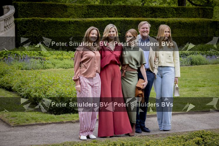 Den Haag 21 mei 2026
Fotouurtje met de koninklijke familie in de Hollandse tuin van Park Clingendael . Aanwezig Koning Willem Alexander Koningin Maxima Prinses Amalia Prinses Alexia en Prinses Ariane . 