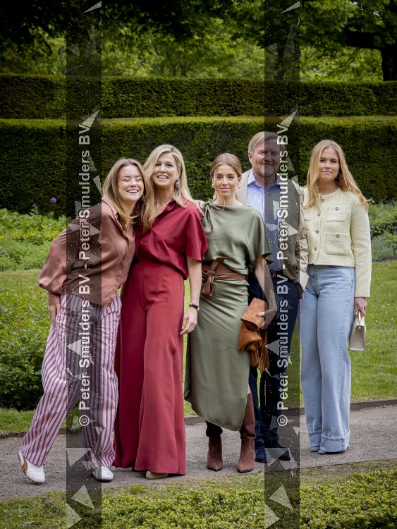Den Haag 21 mei 2026
Fotouurtje met de koninklijke familie in de Hollandse tuin van Park Clingendael . Aanwezig Koning Willem Alexander Koningin Maxima Prinses Amalia Prinses Alexia en Prinses Ariane . 