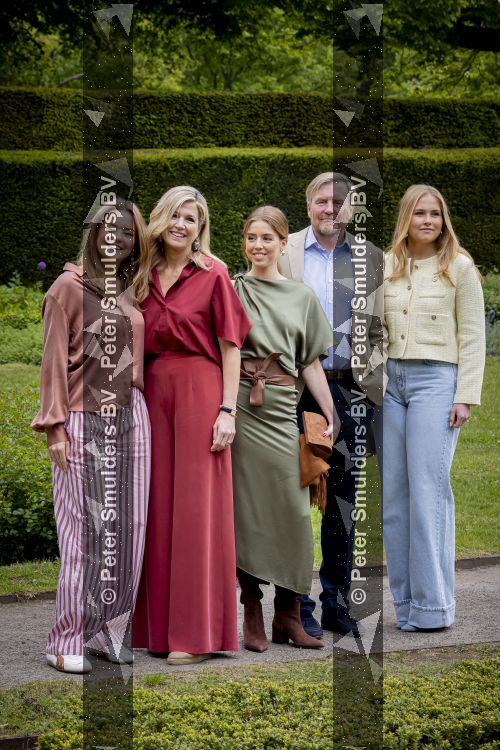 Den Haag 21 mei 2026
Fotouurtje met de koninklijke familie in de Hollandse tuin van Park Clingendael . Aanwezig Koning Willem Alexander Koningin Maxima Prinses Amalia Prinses Alexia en Prinses Ariane . 