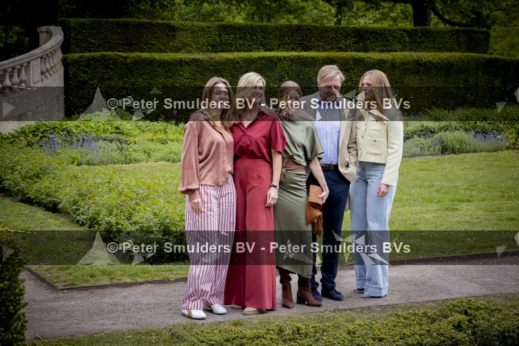 Den Haag 21 mei 2026
Fotouurtje met de koninklijke familie in de Hollandse tuin van Park Clingendael . Aanwezig Koning Willem Alexander Koningin Maxima Prinses Amalia Prinses Alexia en Prinses Ariane . 