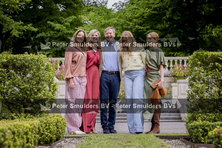 Den Haag 21 mei 2026
Fotouurtje met de koninklijke familie in de Hollandse tuin van Park Clingendael . Aanwezig Koning Willem Alexander Koningin Maxima Prinses Amalia Prinses Alexia en Prinses Ariane . 