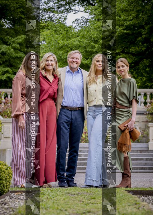 Den Haag 21 mei 2026
Fotouurtje met de koninklijke familie in de Hollandse tuin van Park Clingendael . Aanwezig Koning Willem Alexander Koningin Maxima Prinses Amalia Prinses Alexia en Prinses Ariane . 