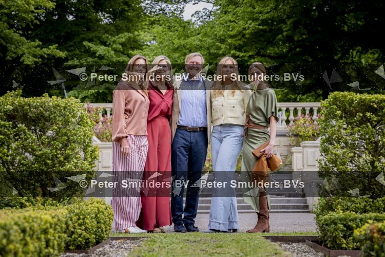 Den Haag 21 mei 2026
Fotouurtje met de koninklijke familie in de Hollandse tuin van Park Clingendael . Aanwezig Koning Willem Alexander Koningin Maxima Prinses Amalia Prinses Alexia en Prinses Ariane . 