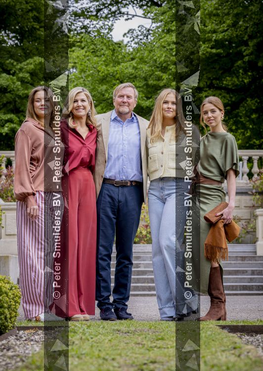 Den Haag 21 mei 2026
Fotouurtje met de koninklijke familie in de Hollandse tuin van Park Clingendael . Aanwezig Koning Willem Alexander Koningin Maxima Prinses Amalia Prinses Alexia en Prinses Ariane . 