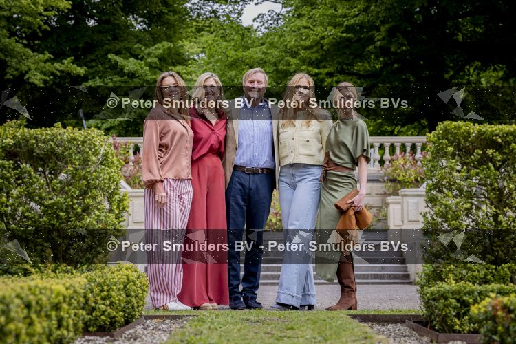 Den Haag 21 mei 2026
Fotouurtje met de koninklijke familie in de Hollandse tuin van Park Clingendael . Aanwezig Koning Willem Alexander Koningin Maxima Prinses Amalia Prinses Alexia en Prinses Ariane . 