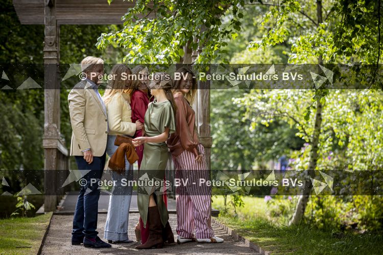 Den Haag 21 mei 2026
Fotouurtje met de koninklijke familie in de Hollandse tuin van Park Clingendael . Aanwezig Koning Willem Alexander Koningin Maxima Prinses Amalia Prinses Alexia en Prinses Ariane . 
