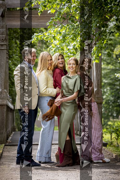 Den Haag 21 mei 2026
Fotouurtje met de koninklijke familie in de Hollandse tuin van Park Clingendael . Aanwezig Koning Willem Alexander Koningin Maxima Prinses Amalia Prinses Alexia en Prinses Ariane . 