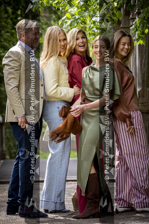 Den Haag 21 mei 2026
Fotouurtje met de koninklijke familie in de Hollandse tuin van Park Clingendael . Aanwezig Koning Willem Alexander Koningin Maxima Prinses Amalia Prinses Alexia en Prinses Ariane . 