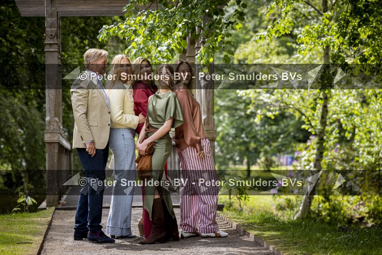 Den Haag 21 mei 2026
Fotouurtje met de koninklijke familie in de Hollandse tuin van Park Clingendael . Aanwezig Koning Willem Alexander Koningin Maxima Prinses Amalia Prinses Alexia en Prinses Ariane . 