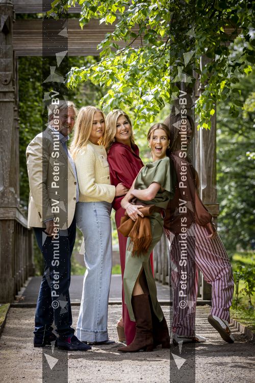 Den Haag 21 mei 2026
Fotouurtje met de koninklijke familie in de Hollandse tuin van Park Clingendael . Aanwezig Koning Willem Alexander Koningin Maxima Prinses Amalia Prinses Alexia en Prinses Ariane . 
