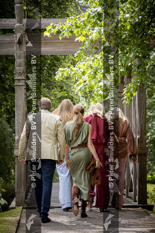 Den Haag 21 mei 2026
Fotouurtje met de koninklijke familie in de Hollandse tuin van Park Clingendael . Aanwezig Koning Willem Alexander Koningin Maxima Prinses Amalia Prinses Alexia en Prinses Ariane . 