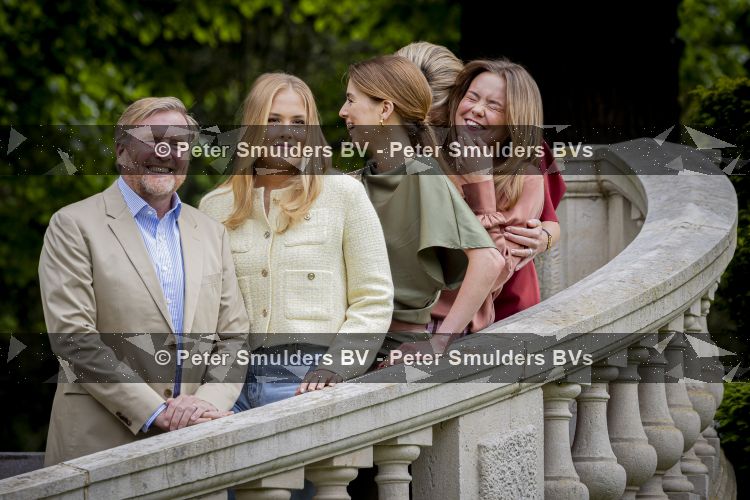 Den Haag 21 mei 2026
Fotouurtje met de koninklijke familie in de Hollandse tuin van Park Clingendael . Aanwezig Koning Willem Alexander Koningin Maxima Prinses Amalia Prinses Alexia en Prinses Ariane . 