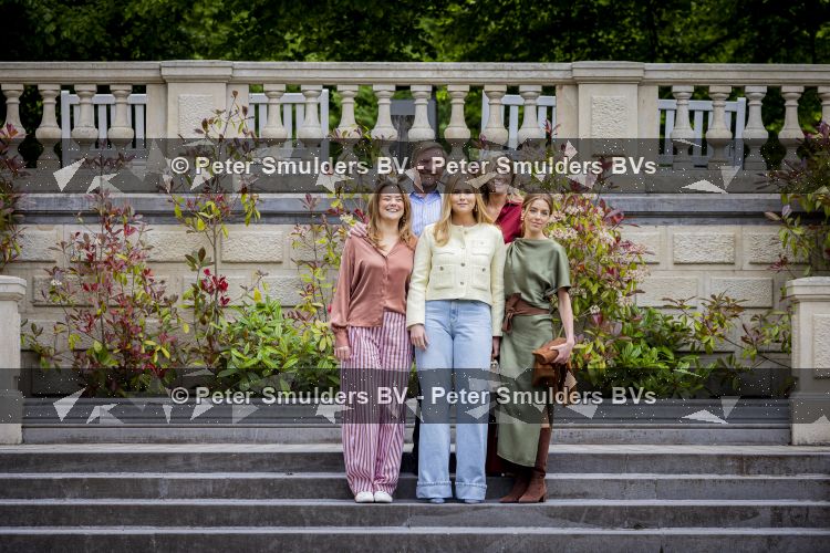 Den Haag 21 mei 2026
Fotouurtje met de koninklijke familie in de Hollandse tuin van Park Clingendael . Aanwezig Koning Willem Alexander Koningin Maxima Prinses Amalia Prinses Alexia en Prinses Ariane . 