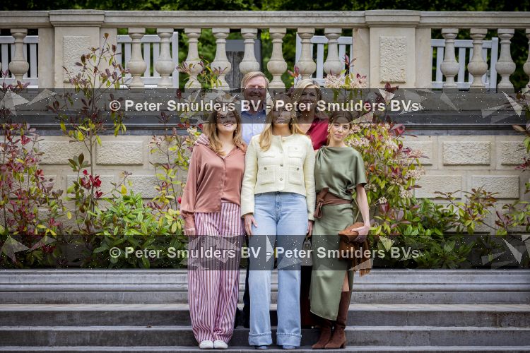 Den Haag 21 mei 2026
Fotouurtje met de koninklijke familie in de Hollandse tuin van Park Clingendael . Aanwezig Koning Willem Alexander Koningin Maxima Prinses Amalia Prinses Alexia en Prinses Ariane . 