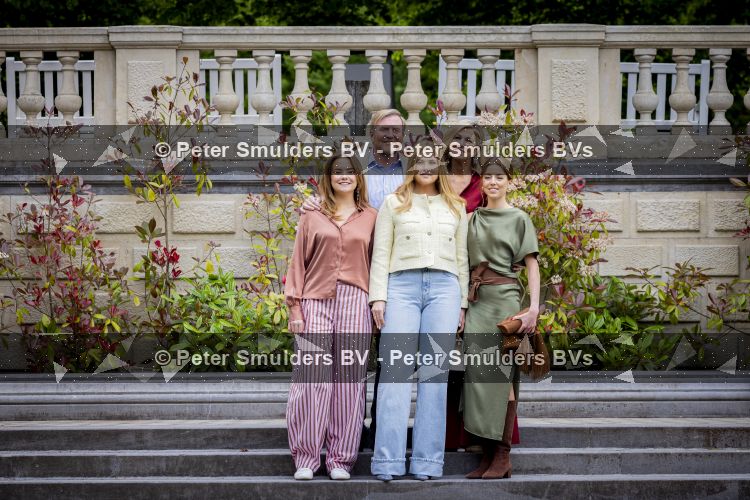 Den Haag 21 mei 2026
Fotouurtje met de koninklijke familie in de Hollandse tuin van Park Clingendael . Aanwezig Koning Willem Alexander Koningin Maxima Prinses Amalia Prinses Alexia en Prinses Ariane . 