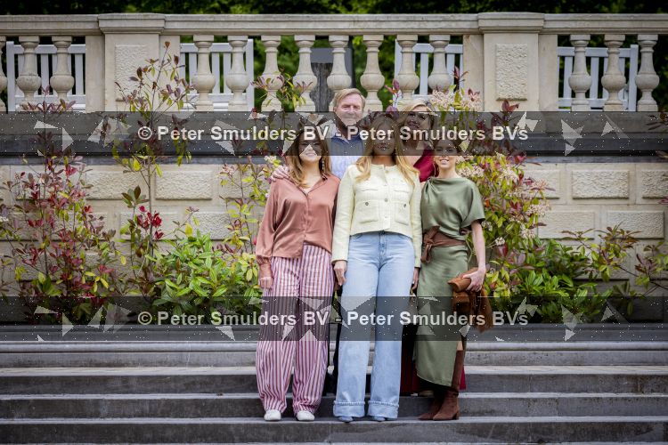 Den Haag 21 mei 2026
Fotouurtje met de koninklijke familie in de Hollandse tuin van Park Clingendael . Aanwezig Koning Willem Alexander Koningin Maxima Prinses Amalia Prinses Alexia en Prinses Ariane . 