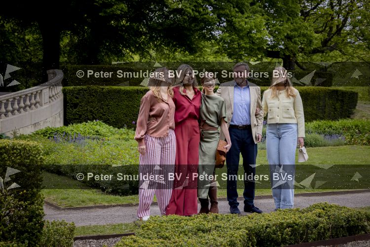 Den Haag 21 mei 2026
Fotouurtje met de koninklijke familie in de Hollandse tuin van Park Clingendael . Aanwezig Koning Willem Alexander Koningin Maxima Prinses Amalia Prinses Alexia en Prinses Ariane . 