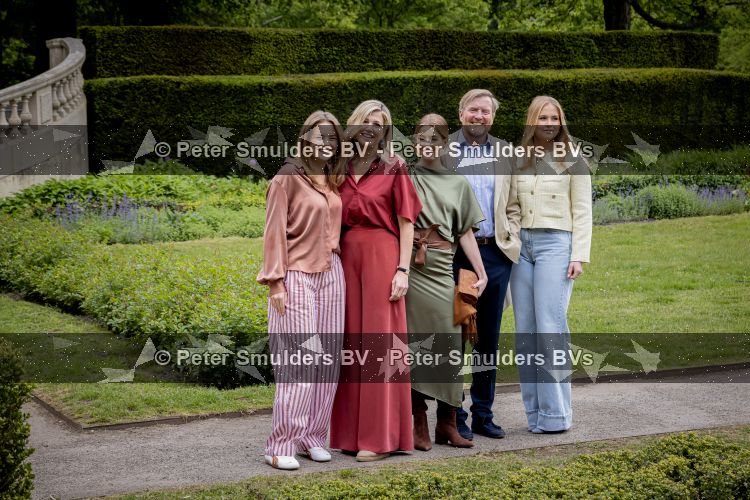 Den Haag 21 mei 2026
Fotouurtje met de koninklijke familie in de Hollandse tuin van Park Clingendael . Aanwezig Koning Willem Alexander Koningin Maxima Prinses Amalia Prinses Alexia en Prinses Ariane . 