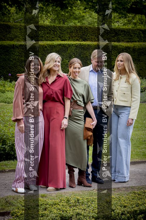 Den Haag 21 mei 2026
Fotouurtje met de koninklijke familie in de Hollandse tuin van Park Clingendael . Aanwezig Koning Willem Alexander Koningin Maxima Prinses Amalia Prinses Alexia en Prinses Ariane . 