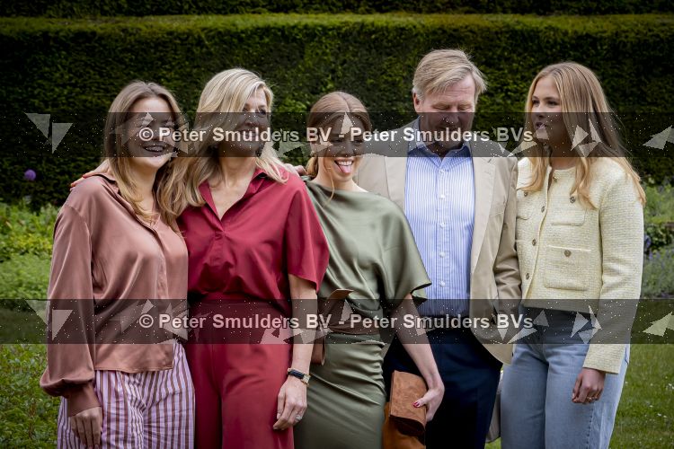 Den Haag 21 mei 2026
Fotouurtje met de koninklijke familie in de Hollandse tuin van Park Clingendael . Aanwezig Koning Willem Alexander Koningin Maxima Prinses Amalia Prinses Alexia en Prinses Ariane . 