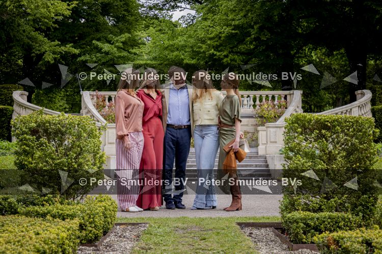 Den Haag 21 mei 2026
Fotouurtje met de koninklijke familie in de Hollandse tuin van Park Clingendael . Aanwezig Koning Willem Alexander Koningin Maxima Prinses Amalia Prinses Alexia en Prinses Ariane . 