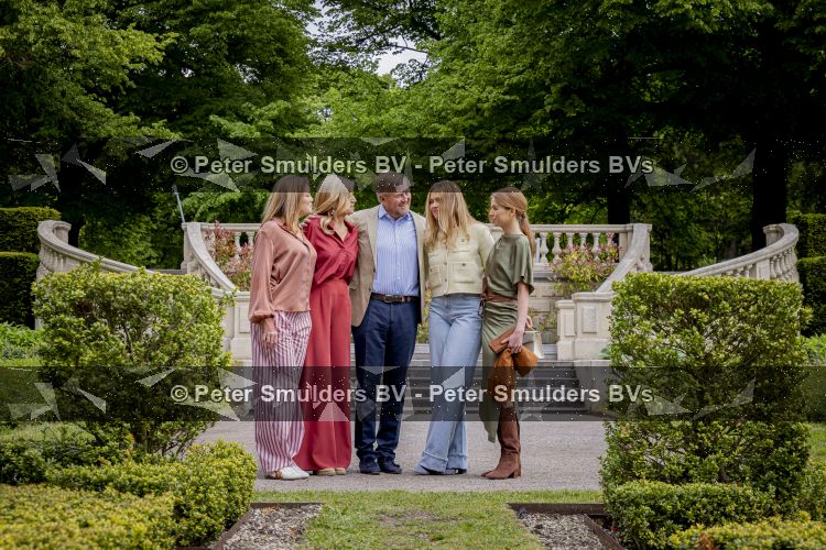 Den Haag 21 mei 2026
Fotouurtje met de koninklijke familie in de Hollandse tuin van Park Clingendael . Aanwezig Koning Willem Alexander Koningin Maxima Prinses Amalia Prinses Alexia en Prinses Ariane . 