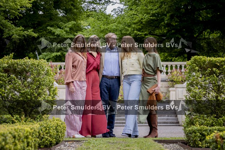 Den Haag 21 mei 2026
Fotouurtje met de koninklijke familie in de Hollandse tuin van Park Clingendael . Aanwezig Koning Willem Alexander Koningin Maxima Prinses Amalia Prinses Alexia en Prinses Ariane . 