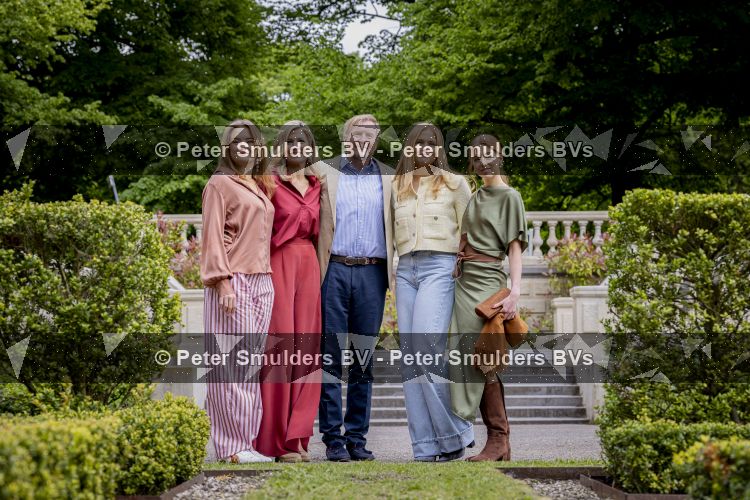 Den Haag 21 mei 2026
Fotouurtje met de koninklijke familie in de Hollandse tuin van Park Clingendael . Aanwezig Koning Willem Alexander Koningin Maxima Prinses Amalia Prinses Alexia en Prinses Ariane . 