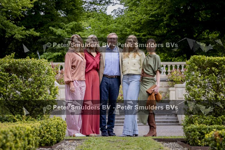 Den Haag 21 mei 2026
Fotouurtje met de koninklijke familie in de Hollandse tuin van Park Clingendael . Aanwezig Koning Willem Alexander Koningin Maxima Prinses Amalia Prinses Alexia en Prinses Ariane . 