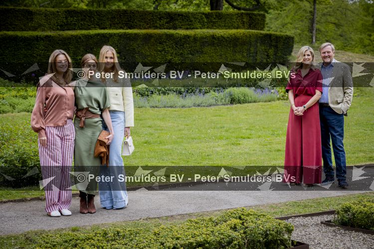 Den Haag 21 mei 2026
Fotouurtje met de koninklijke familie in de Hollandse tuin van Park Clingendael . Aanwezig Koning Willem Alexander Koningin Maxima Prinses Amalia Prinses Alexia en Prinses Ariane . 
