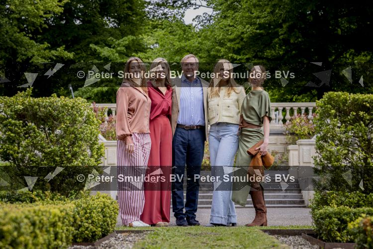 Den Haag 21 mei 2026
Fotouurtje met de koninklijke familie in de Hollandse tuin van Park Clingendael . Aanwezig Koning Willem Alexander Koningin Maxima Prinses Amalia Prinses Alexia en Prinses Ariane . 