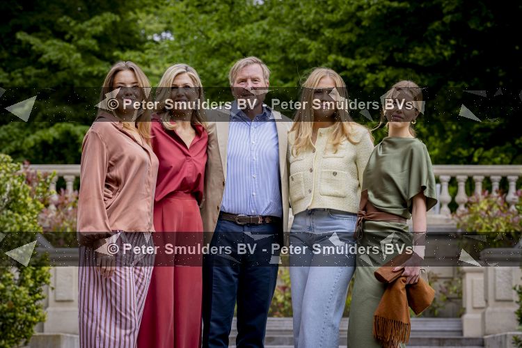 Den Haag 21 mei 2026
Fotouurtje met de koninklijke familie in de Hollandse tuin van Park Clingendael . Aanwezig Koning Willem Alexander Koningin Maxima Prinses Amalia Prinses Alexia en Prinses Ariane . 