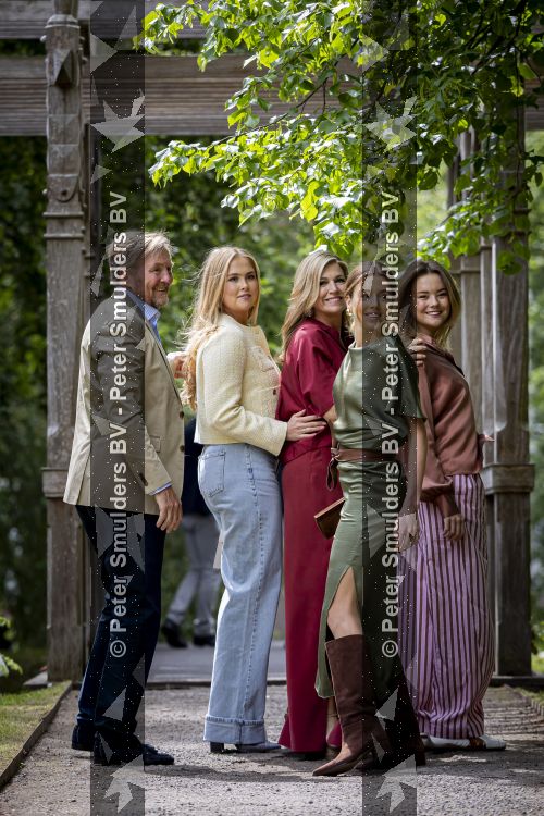 Den Haag 21 mei 2026
Fotouurtje met de koninklijke familie in de Hollandse tuin van Park Clingendael . Aanwezig Koning Willem Alexander Koningin Maxima Prinses Amalia Prinses Alexia en Prinses Ariane . 