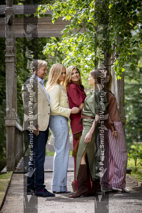 Den Haag 21 mei 2026
Fotouurtje met de koninklijke familie in de Hollandse tuin van Park Clingendael . Aanwezig Koning Willem Alexander Koningin Maxima Prinses Amalia Prinses Alexia en Prinses Ariane . 