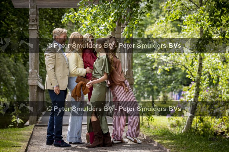 Den Haag 21 mei 2026
Fotouurtje met de koninklijke familie in de Hollandse tuin van Park Clingendael . Aanwezig Koning Willem Alexander Koningin Maxima Prinses Amalia Prinses Alexia en Prinses Ariane . 